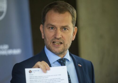 Matovič opäť rozbalil show: keksík v parlamente, drogy vo vzduchu a „záchrana demokracie“ v priamom prenose