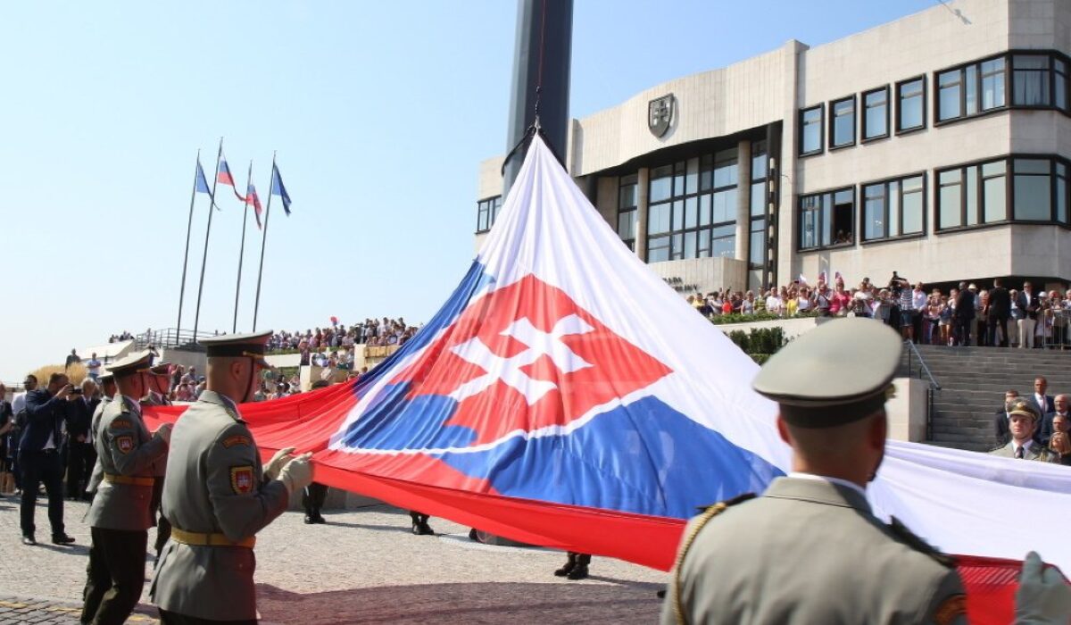 Slovensko môže mať nový pamätný deň: SNS chce vzdať hold štátnej vlajke