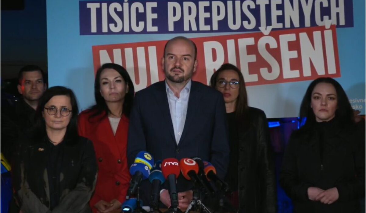 Vyjde zo svojej luxusnej vily a šaškuje pred kamerami, opozícia kritizuje Ficovu nočnú prácu v pekárni – VIDEO