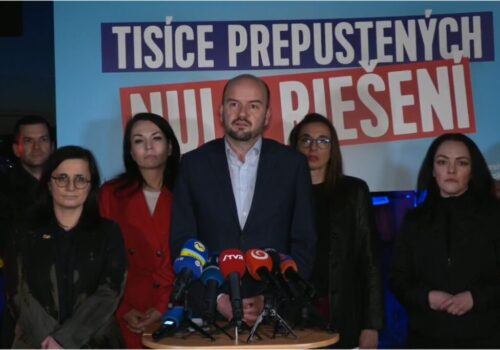 Vyjde zo svojej luxusnej vily a šaškuje pred kamerami, opozícia kritizuje Ficovu nočnú prácu v pekárni – VIDEO
