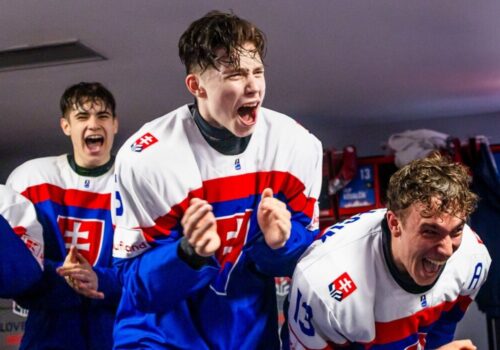 Skvelá slovenská hokejová osemnástka! Na domácich MS sa predstaví vo finále proti Švédom – VIDEO