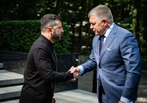 Fico telefonoval so Zelenským, čoskoro sa s ním stretne na samite a zamieri aj do Kyjeva