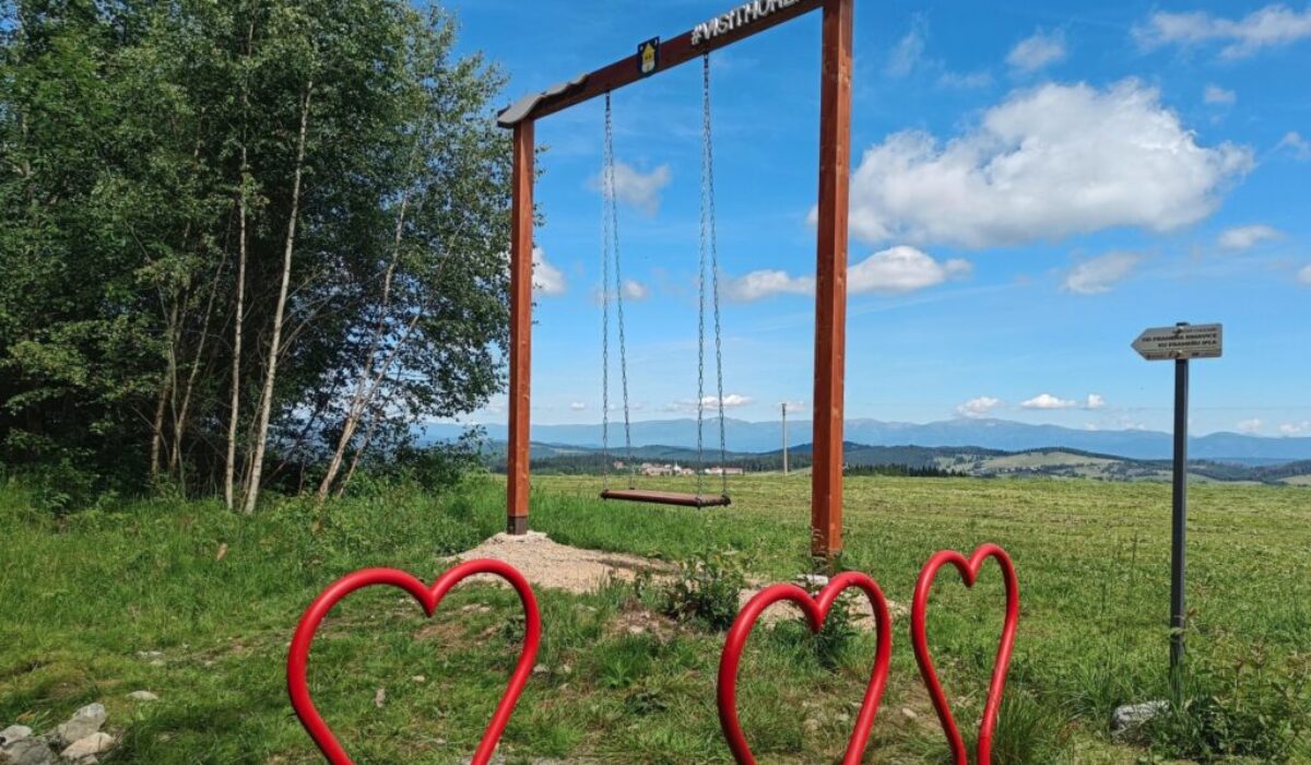 Najväčšia horehronská hojdačka sa zrútila, keď na nej boli traja ľudia. Zasahoval aj záchranársky vrtuľník