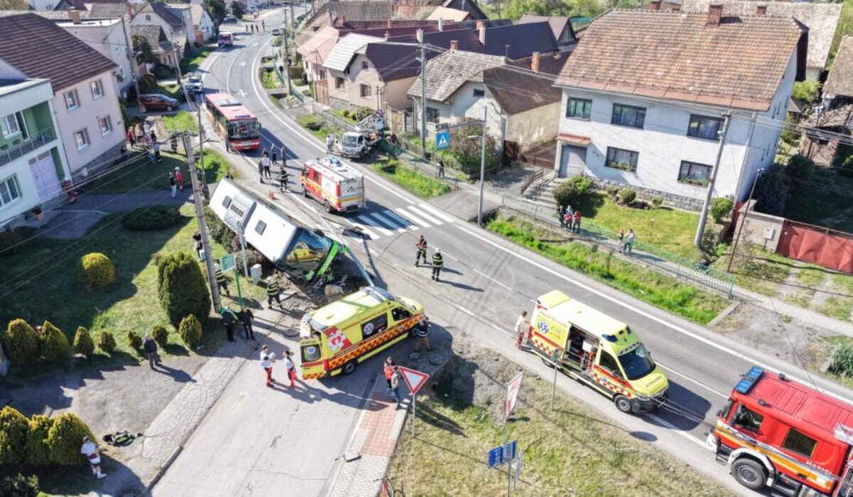 38018_nehoda2.jpg V obci Dobrá Niva pri Zvolene havaroval autobus, zišiel mimo vozovku – FOTO