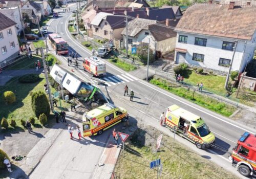 V obci Dobrá Niva pri Zvolene havaroval autobus, zišiel mimo vozovku – FOTO
