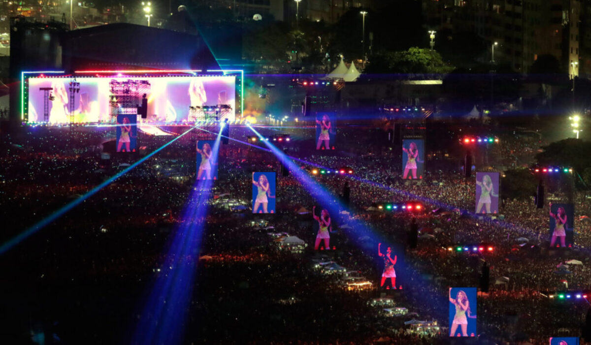 Top foto dňa (3. máj 2026): Koncert Shakiry, záhrada priateľstva, zápas Bundesligy 2 a fanúšikovia Star Wars