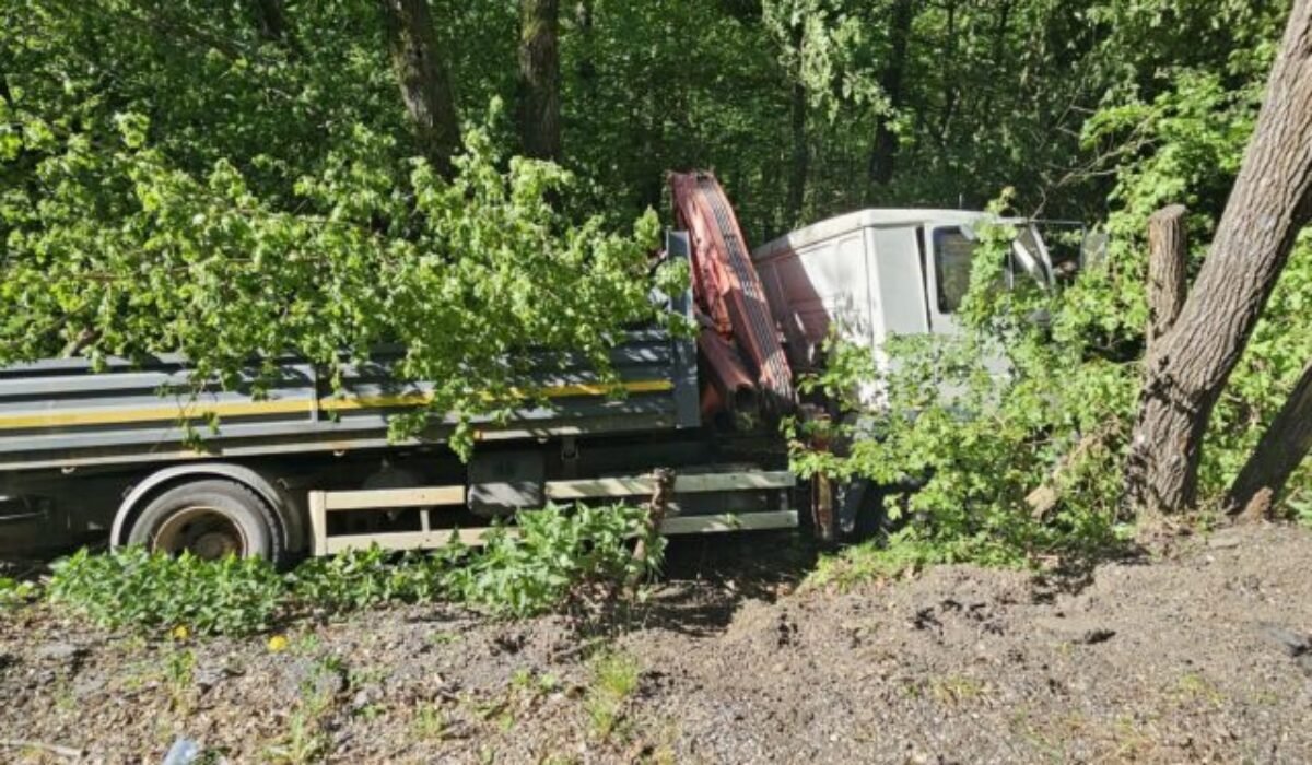 V obci Kováčová narazilo do stromu nákladné auto, vodič ostal zakliesnený v kabíne – FOTO
