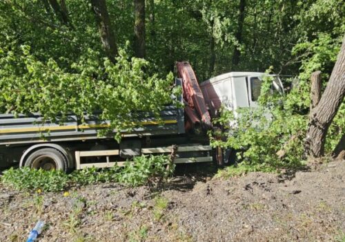 V obci Kováčová narazilo do stromu nákladné auto, vodič ostal zakliesnený v kabíne – FOTO