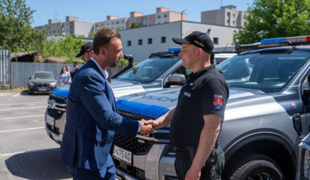 Šutaj Eštok odovzdal polícii nové Fordy Ranger, jedno vozidlo stálo viac ako 76-tisíc eur – FOTO