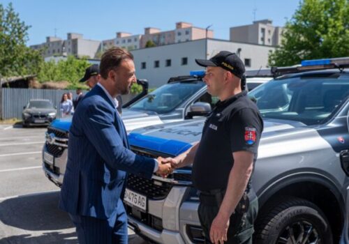 Šutaj Eštok odovzdal polícii nové Fordy Ranger, jedno vozidlo stálo viac ako 76-tisíc eur – FOTO