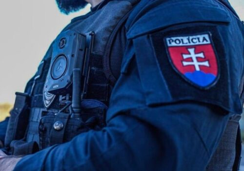 Muž založil požiar pri dverách bytu a potom podpálil seba, trebišovskí policajti vyšetrujú závažný prípad