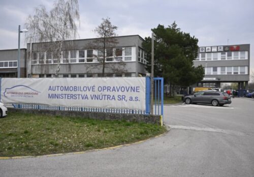 Kontrolóri identifikovali pasívny prístup, ministerstvá vnútra a obrany zanedbávajú strategické riadenie svojich vlastných podnikov