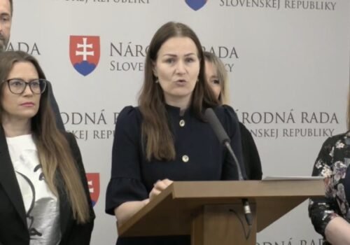 Deti môžu zostať traumatizované. Odborníci sa búria proti road show ministerstva vnútra, hovoria o šoku a strachu – VIDEO