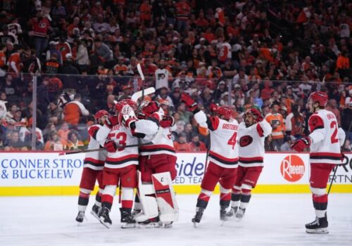 Prvýkrát v histórii NHL. Carolina v play-off valcuje, zatiaľ neprehrala ani raz a už je vo finále konferencie – VIDEO