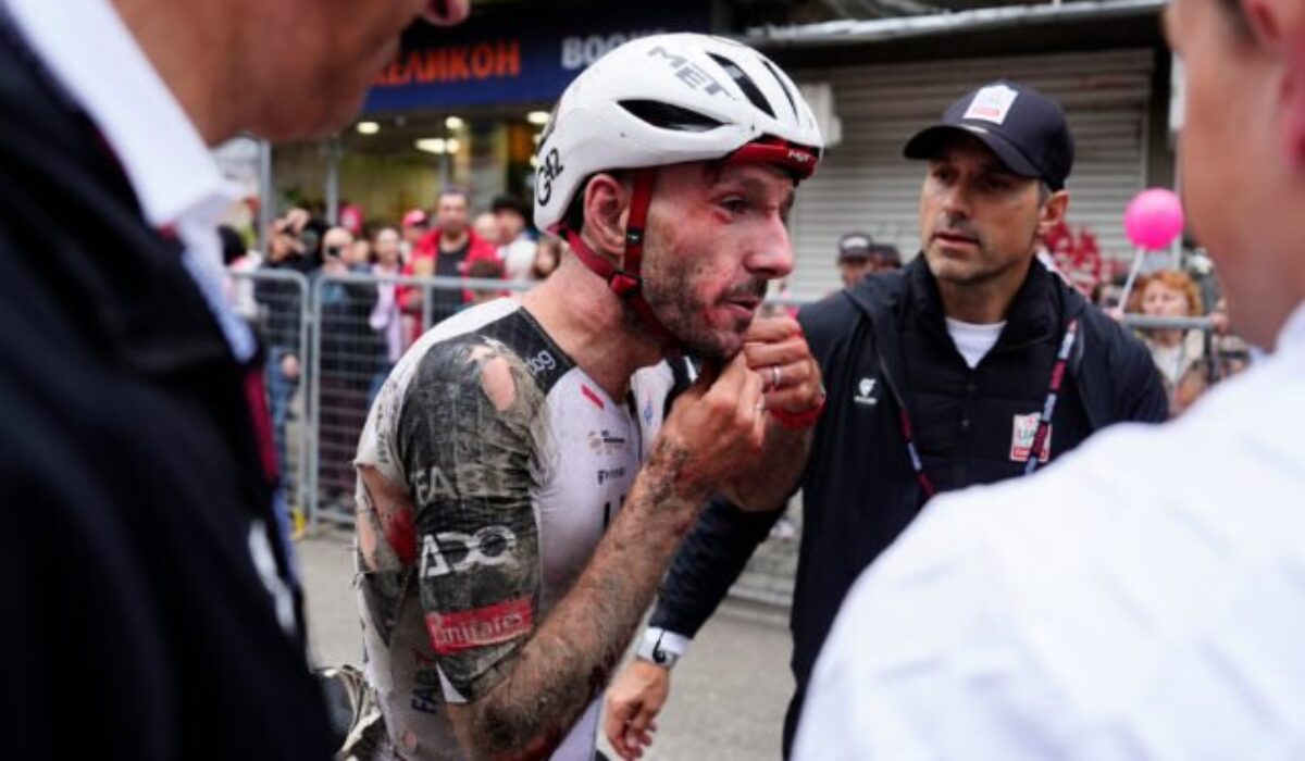 Desivá hromadná nehoda na Giro d’Italia. Odstúpili viacerí jazdci pre početné zlomeniny – VIDEO