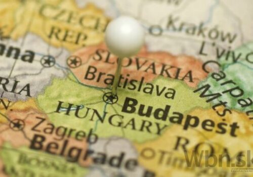 V Nitrianskom kraji to vrie, predseda kultúrnej komisie predáva knihu, kde je Slovensko označené ako Felvidék