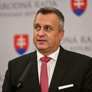 Rodičia na materskej by si mohli privyrobiť výhodnejšie, SNS navrhuje veľkú zmenu pri práci na dohodu