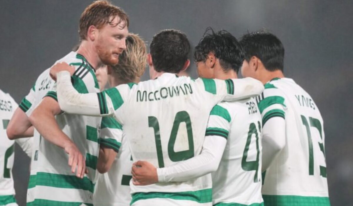 Celtic Glasgow zdolal Glasgow Rangers a na čele tabuľky sa priblížil k hráčom Hearts na rozdiel jediného bodu