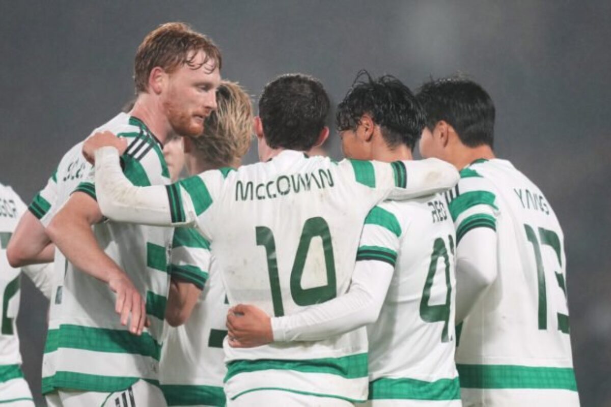 Celtic Glasgow zdolal Glasgow Rangers a na čele tabuľky sa priblížil k hráčom Hearts na rozdiel jediného bodu