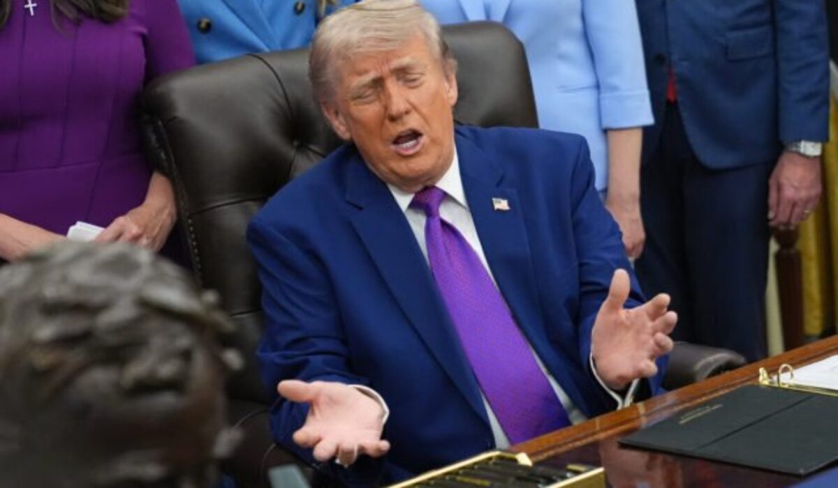 Trump tvrdí, že prímerie s Iránom je „na prístrojoch“ a zvažuje obnovenie eskortovania lodí