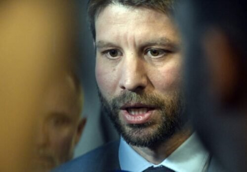 Šimečka kritizuje Ficovo ticho: Ruské drony dopadali niekoľko desiatok metrov od slovenských obcí. Ako je možné, že to premiér nevie odsúdiť? – VIDEO