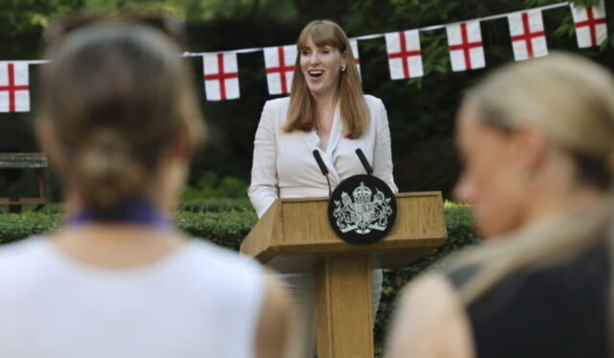 39248_britain_england_soccer_euro_2025_66948-640x420.jpg Britský premiér Starmer bojuje o politické prežitie, kto by ho mohol nahradiť, nie je jasné