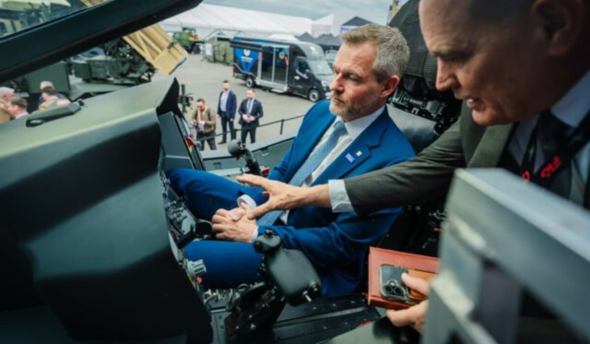 39268_6a05c8b333647681912689-1-640x420.jpg Top foto dňa (14. máj 2026): Prezident v stíhačke F-16, Trump v Číne a zničený dom na Ukrajine