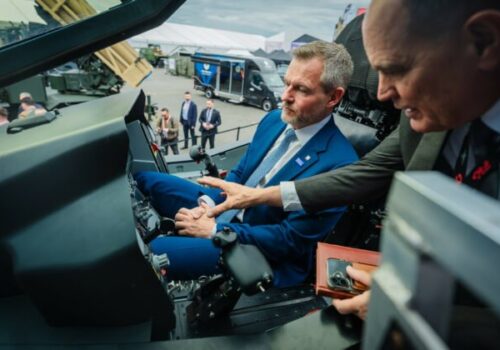 Top foto dňa (14. máj 2026): Prezident v stíhačke F-16, Trump v Číne a zničený dom na Ukrajine