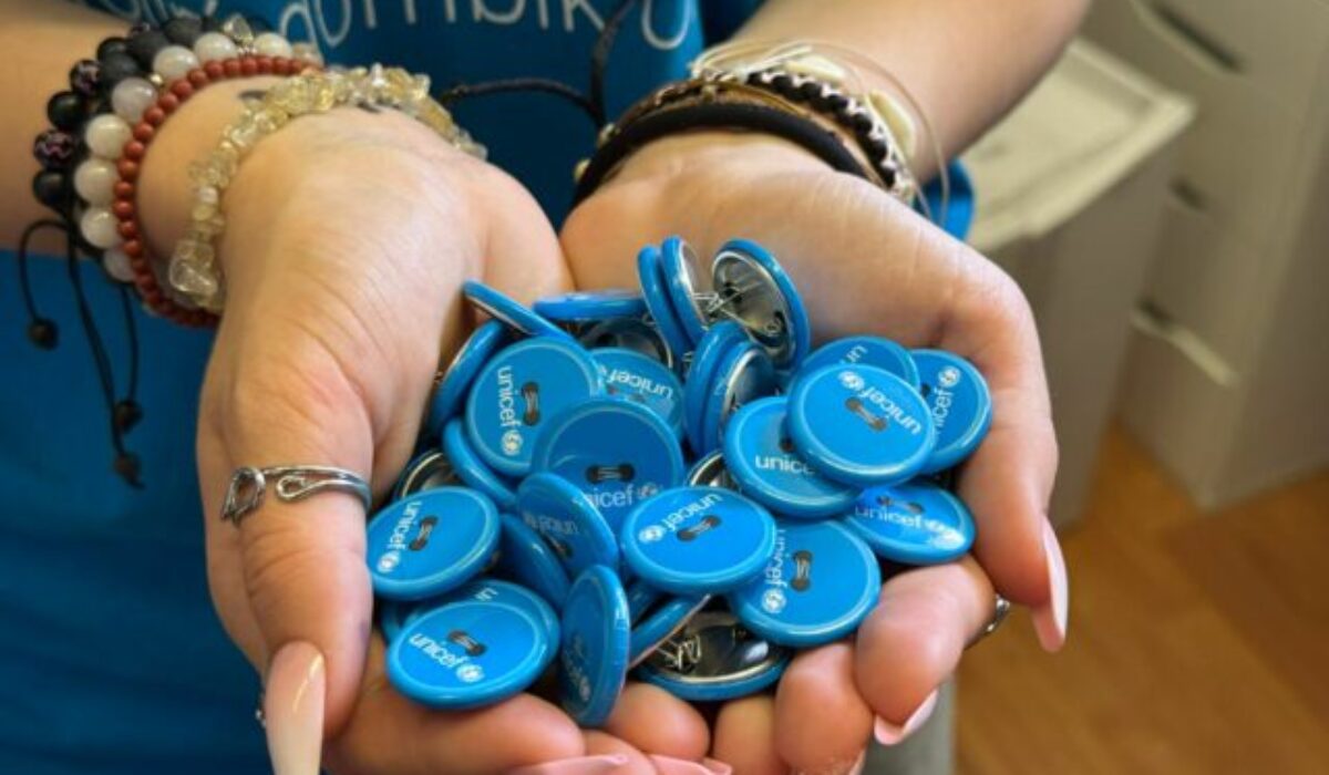 Slovensko už 20 rokov zachraňuje životy: Modrý gombík UNICEF oslavuje jubileum
