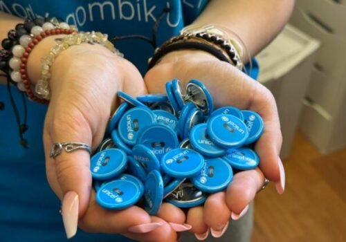 Slovensko už 20 rokov zachraňuje životy: Modrý gombík UNICEF oslavuje jubileum