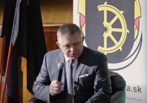 Fico sa v deň výročia atentátu stretol so študentmi, svet nie je jednoduché miesto na život, odkázal im – VIDEO, FOTO