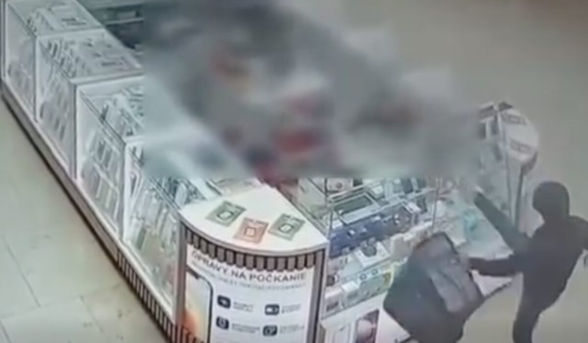 Rozkopal vitríny predajne s mobilmi a odišiel. Incident v bratislavskom obchodnom centre vyšetruje polícia – VIDEO