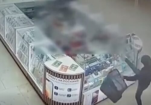 Rozkopal vitríny predajne s mobilmi a odišiel. Incident v bratislavskom obchodnom centre vyšetruje polícia – VIDEO