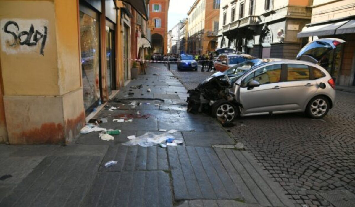 39510_italy_car_incident_2_295-640x420.jpg Auto vrazilo do davu v Modene, vodič zranil osem ľudí – FOTO