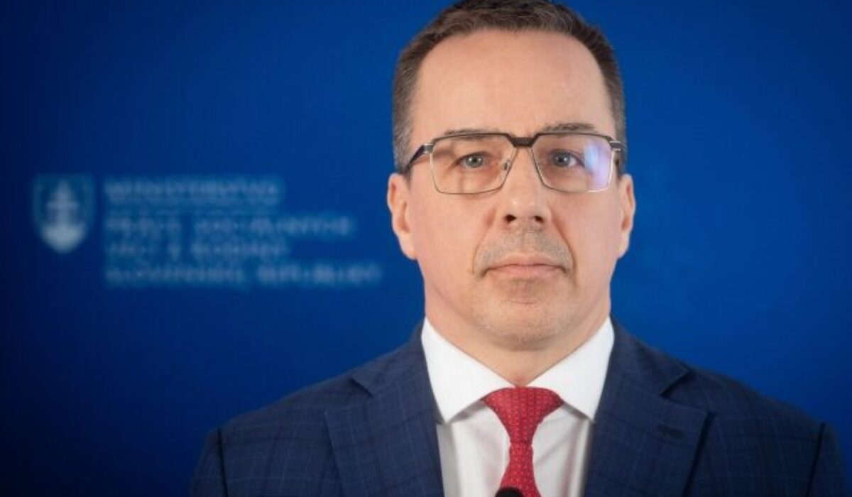 Odborári varujú pred krokmi vlády, zamestnanci môžu prísť o benefity aj časť ochrany