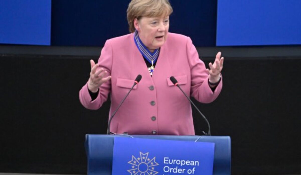 Merkelová v europarlamente vyzvala EÚ na pokračovanie regulácie sociálnych sietí a AI