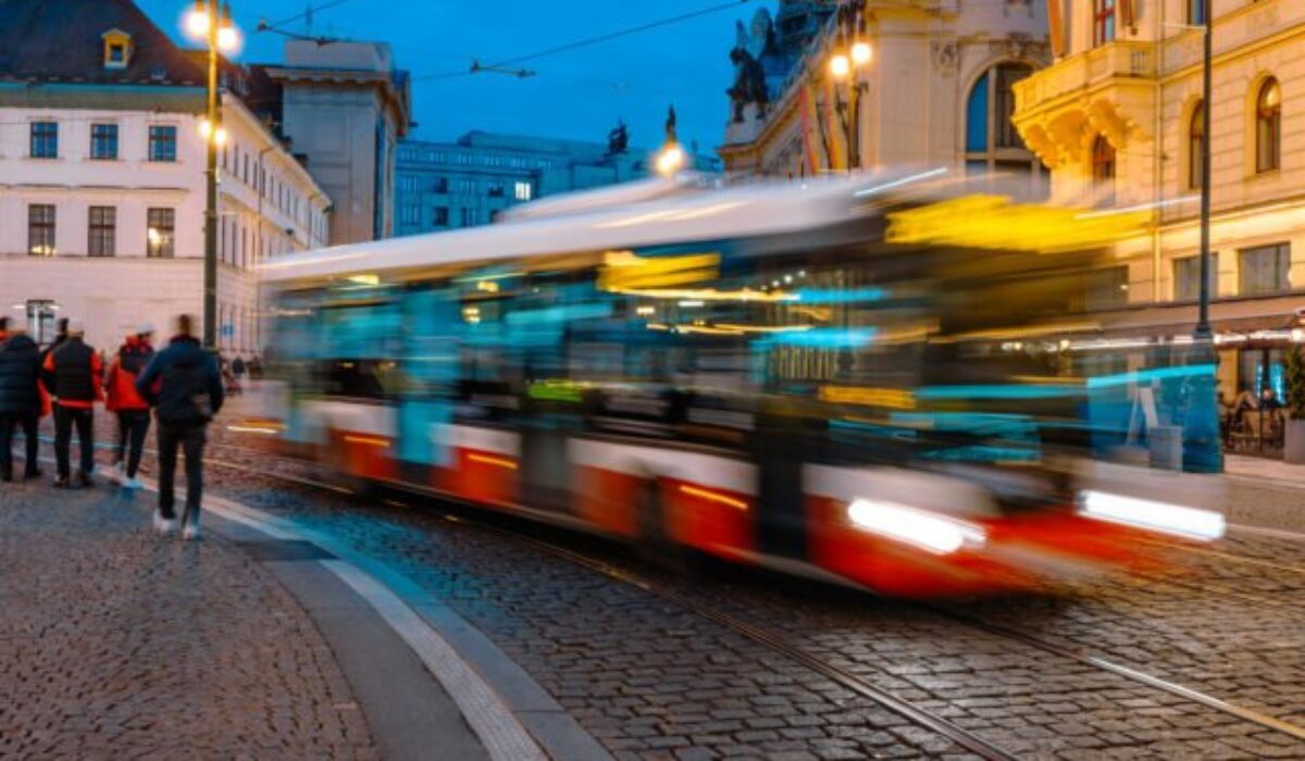 Pri zrážke električky s autobusom v Prahe sa zranilo 18 ľudí