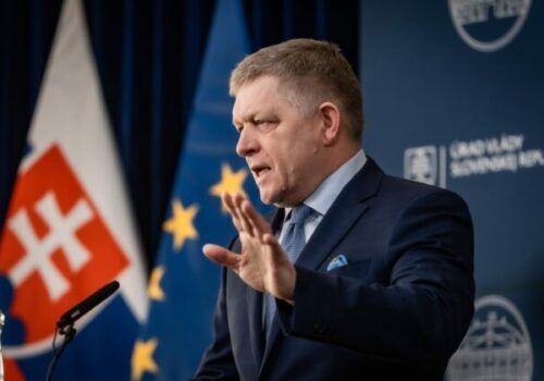 Vláda pošle prorastové opatrenia do parlamentu, avizuje Fico. Neublížia ani nepomôžu, komentuje PS