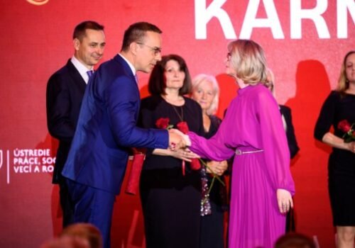 Minister práce Erik Tomáš udelil 36 laureátom ocenenie za ich prínos v sociálnej oblasti