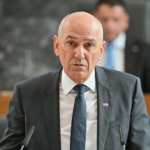 Trojnásobný Janša sa stal premiérom štvrtýkrát aj s podporou proruských popieračov pandémie