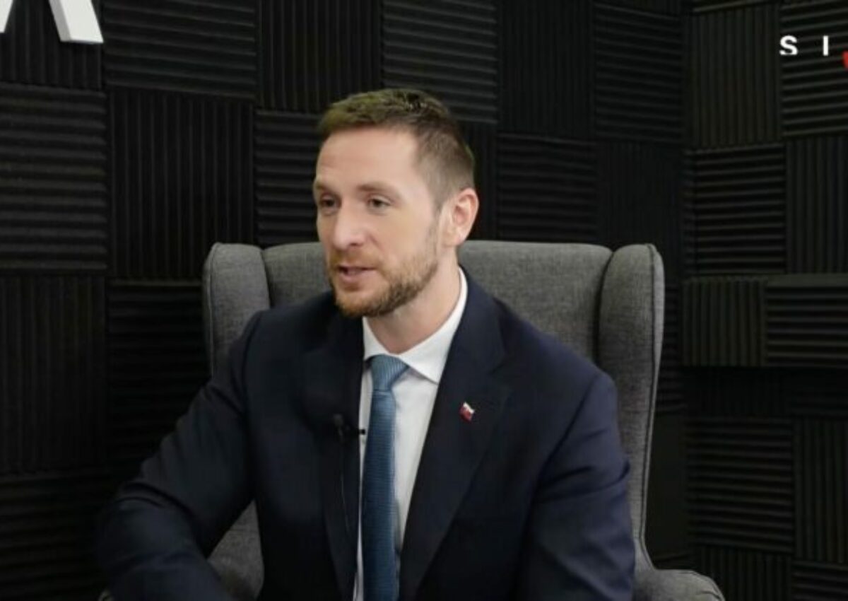 Ficova zahraničná politika je dvojtvárna, europoslanci Smeru sú podľa Uhríka bez vplyvu – VIDEO