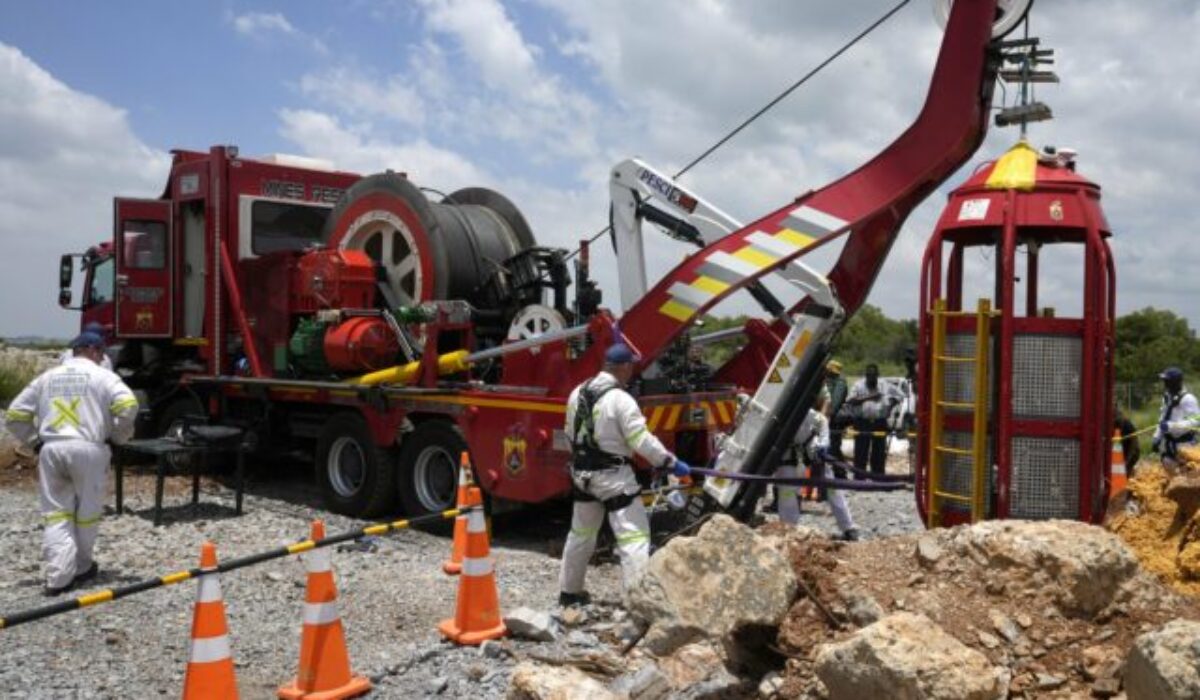 40259_south_africa_dead_miners_83096-640x420.jpg Pri závale v nelegálnej zlatej bani zahynulo v Angole najmenej 28 baníkov