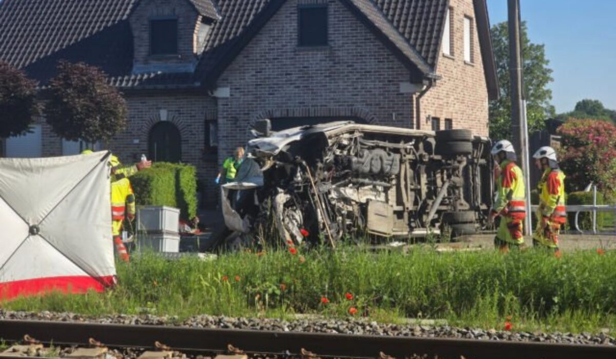 40374_belgium_crash_98494-640x420.jpg Vlak narazil v Belgicku do školského autobusu, nehoda si vyžiadala obete