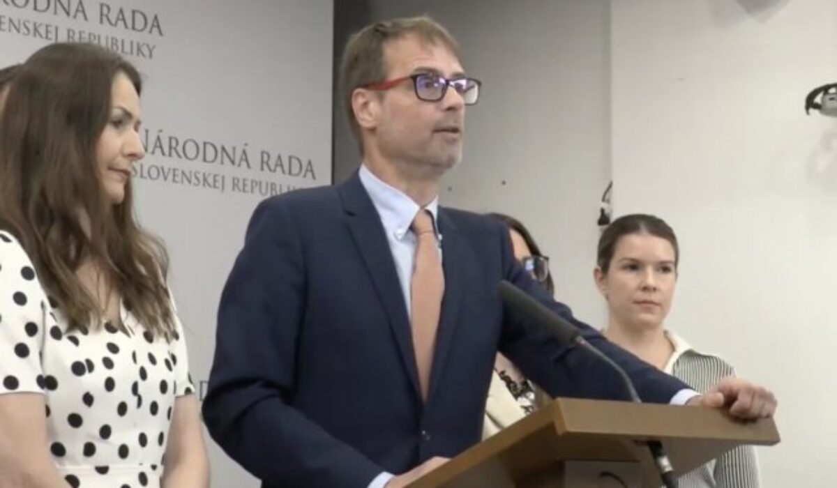 SaS tvrdí, že posudkovú reformu ľudia prichádzajú o príspevky, Tomášovo ministerstvo naopak hovorí o náraste podpory – VIDEO