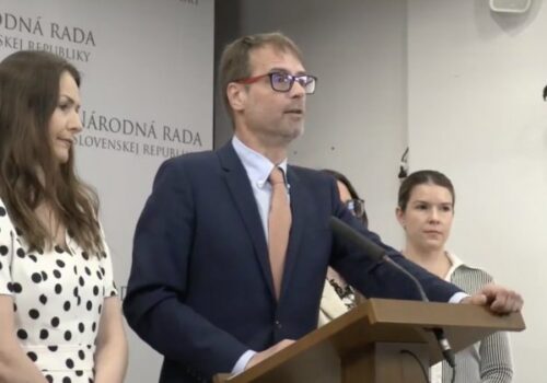SaS tvrdí, že posudkovú reformu ľudia prichádzajú o príspevky, Tomášovo ministerstvo naopak hovorí o náraste podpory – VIDEO