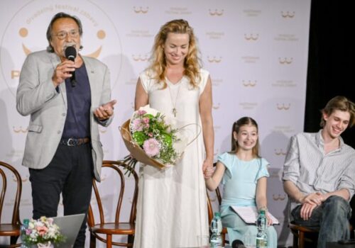 Top foto dňa (27. máj 2026): Prvá dáma Piešťanských zábalov 2026, zrkadlové ubytovanie a domáca politika
