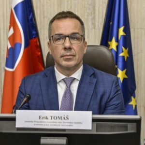 Tomášovo ministerstvo po kritike liberálov prízvukovalo, že opatreniami chce zabrániť zneužívaniu náhradnej starostlivosti – VIDEO