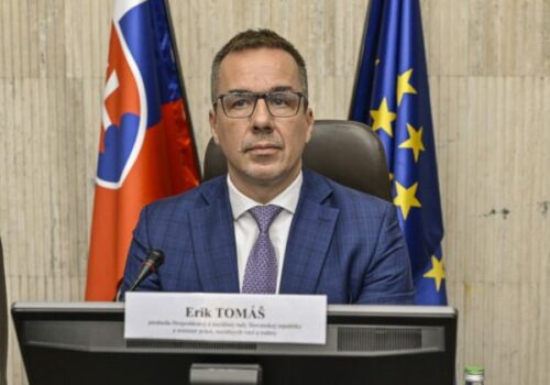 Tomášovo ministerstvo po kritike liberálov prízvukovalo, že opatreniami chce zabrániť zneužívaniu náhradnej starostlivosti – VIDEO