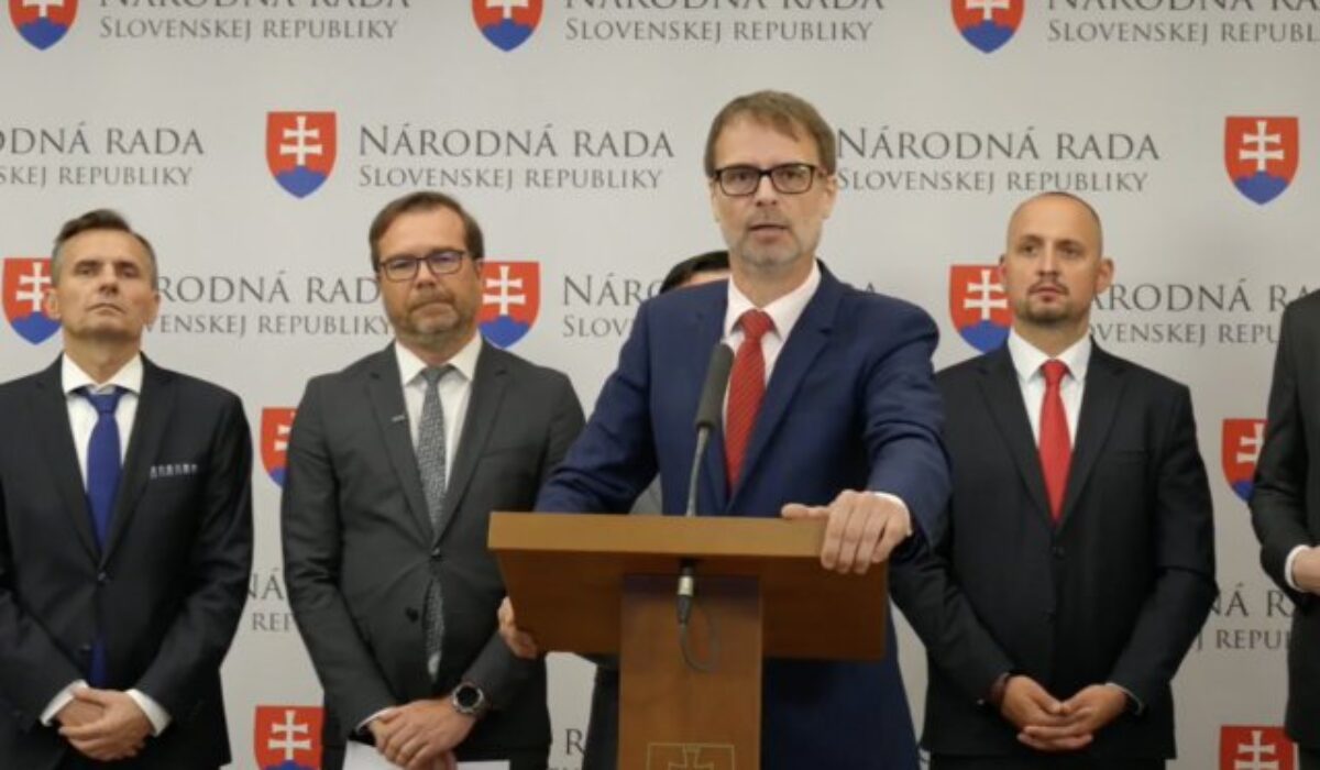 Opozičné strany vyzbierali podpisy na odvolávanie Kaliňáka, ten podľa nich zlyhal pri výstavbe prešovskej nemocnice – VIDEO