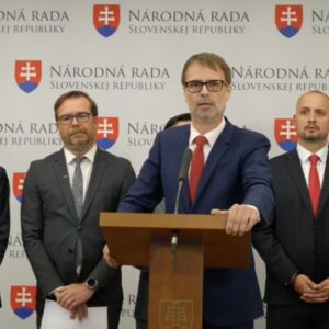 Opozičné strany vyzbierali podpisy na odvolávanie Kaliňáka, ten podľa nich zlyhal pri výstavbe prešovskej nemocnice – VIDEO